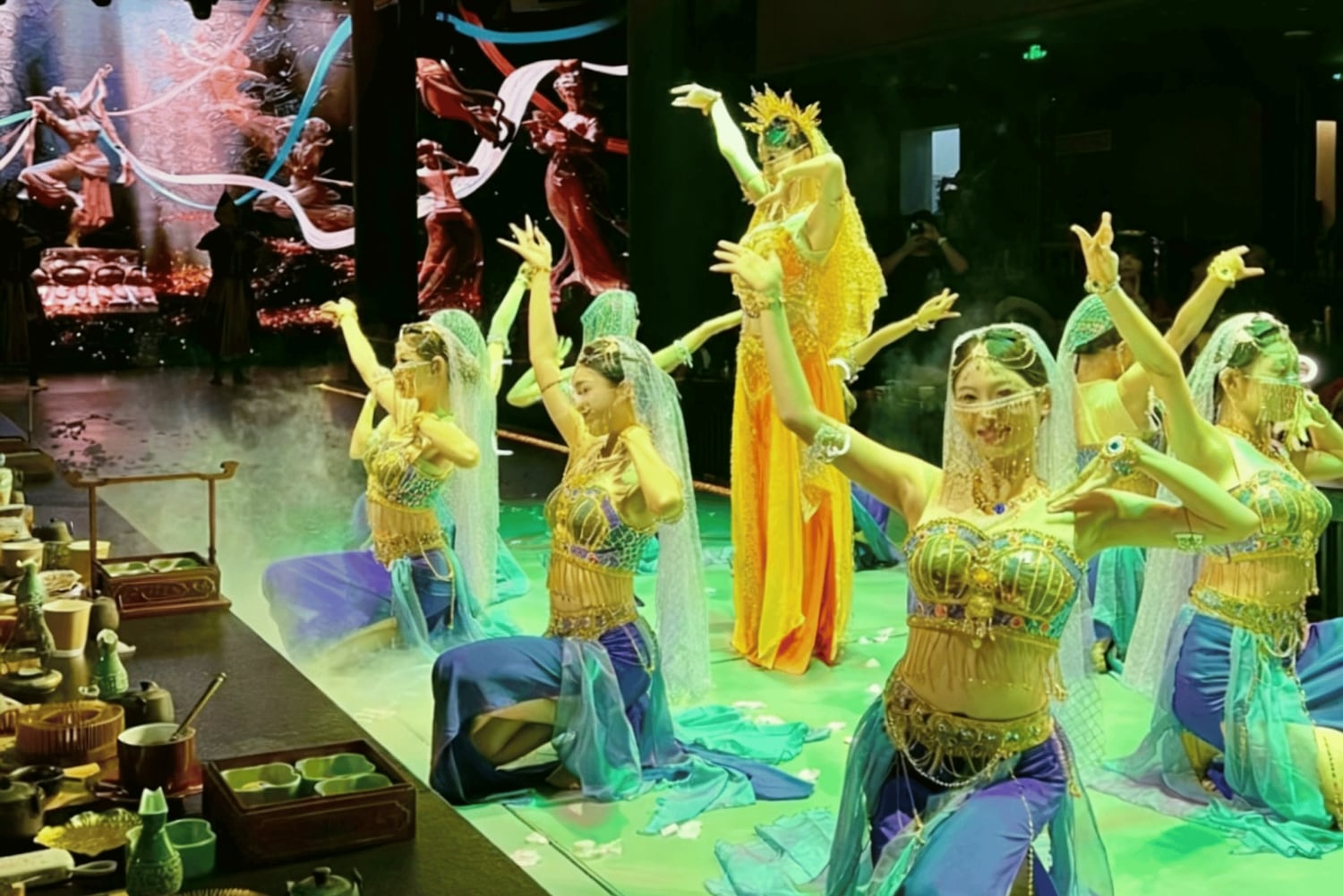 Shanghai: Medrivende kongelig banket med danseshow