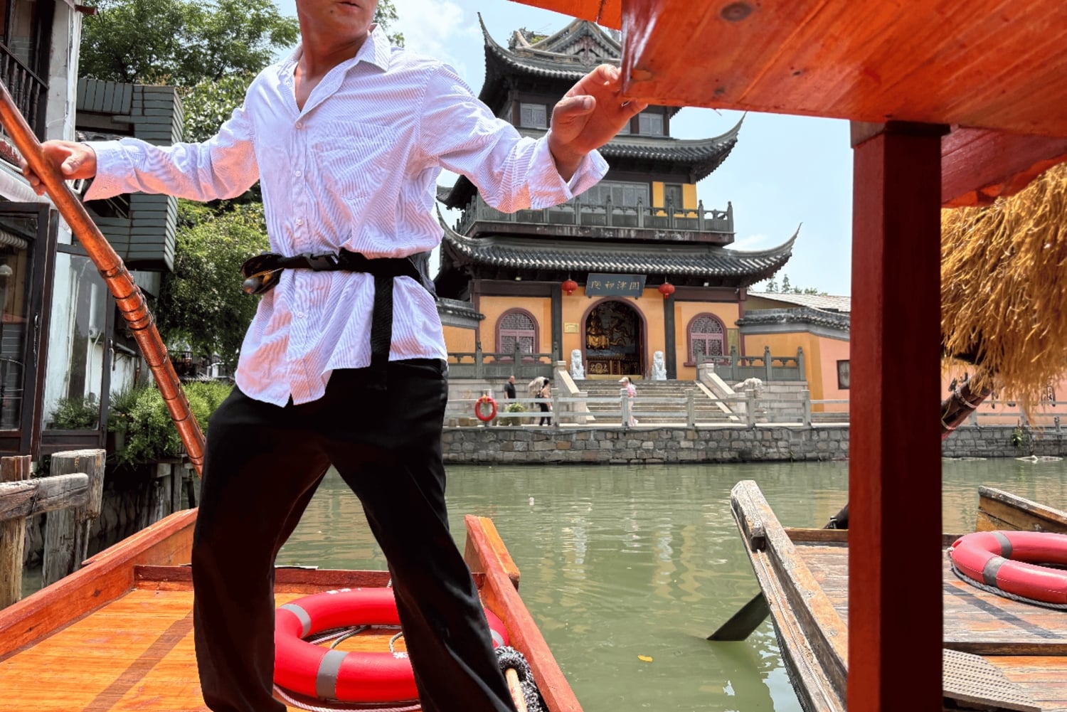 Shanghai: Zhujiajiao Wasserstadt mit Shanghai Tower besuchen