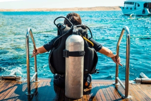 Da Sharm: crociera di lusso con immersioni a Ras Mohammed con pranzo