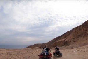 Desde Sharm Cañón Rojo, Dahab, excursión en quad, camello y snorkel