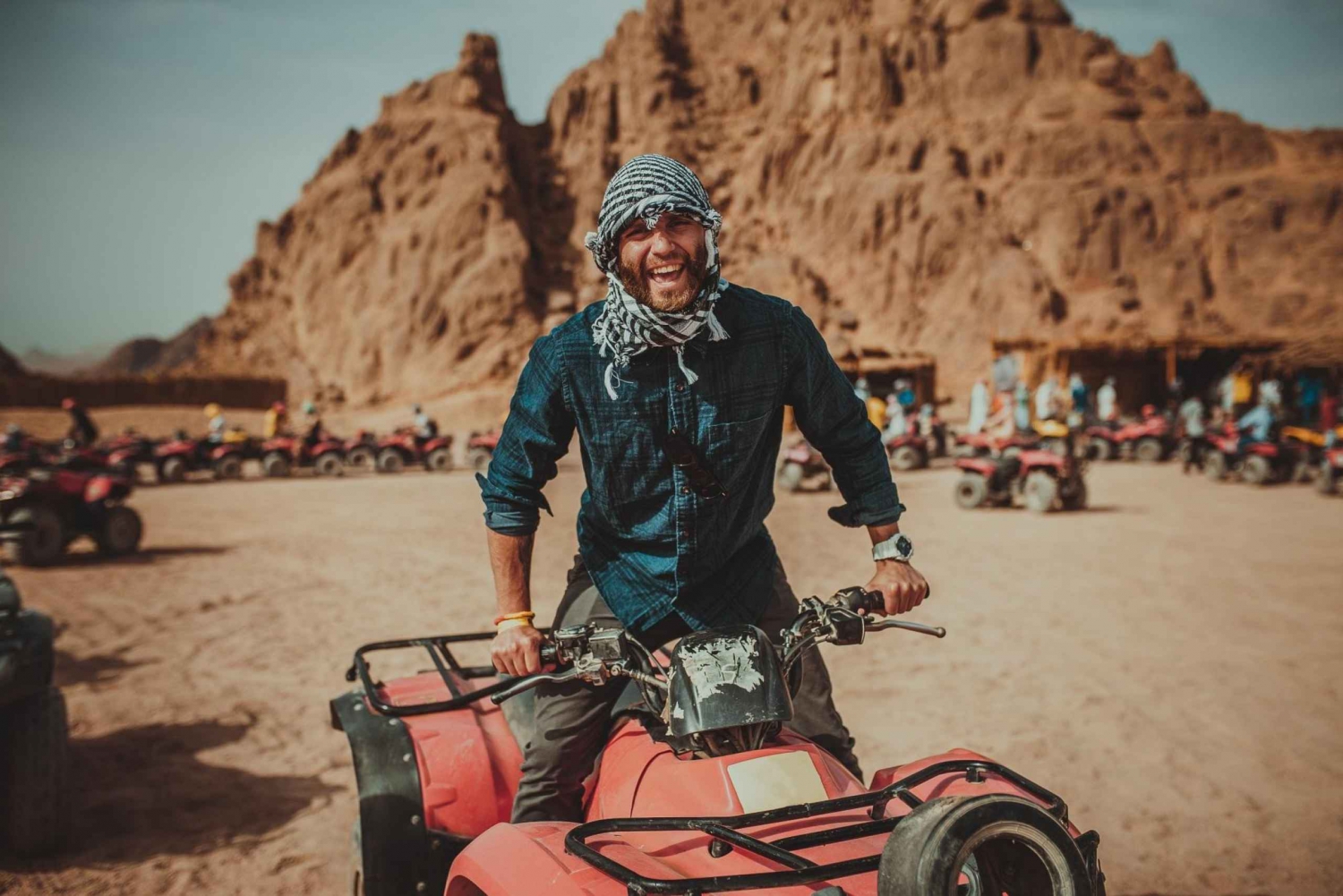 Sharm El Sheikh Buggy y quad, paseo en camello con cena y espectáculo