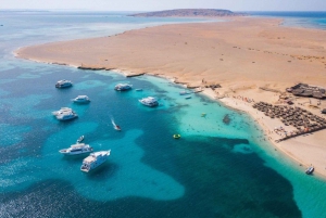 Sharm El Sheikh: Luxury boat Cruise with Snorkeling & Lunch