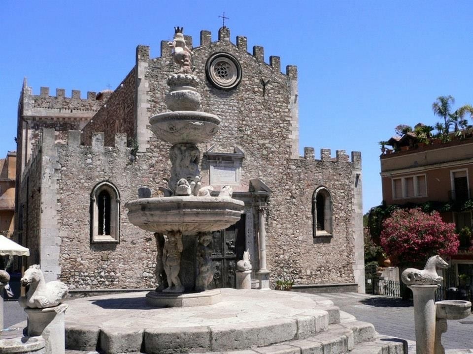 Duomo & fountain by Luigi Strano