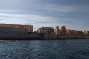 1-times bådtur i Ortigia, havgrotter med svømmestop
