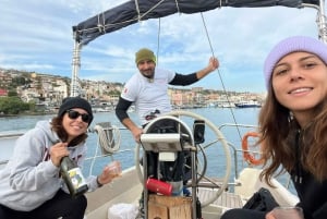 Aci Trezza: 3 timers bådtur langs kysten med drikkevarer og snacks