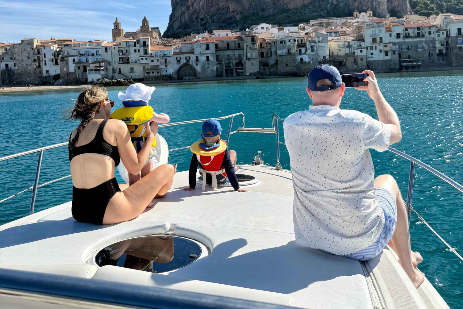 Almira Cefalù: wycieczka łodzią z aperitifem, snorkelingiem i zwiedzaniem grot