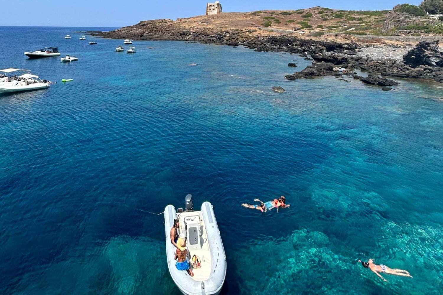 Båttur: Rundtur rundt øya i gummibåt med besøk i grotter og snorkling.
