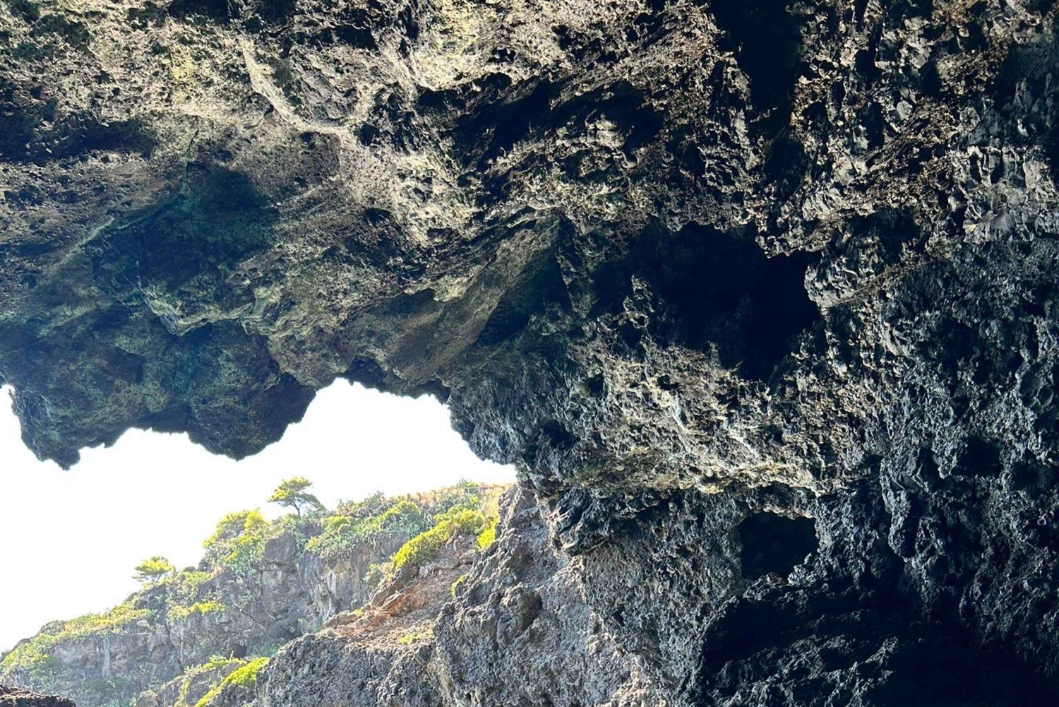 Båttur: Rundtur rundt øya i gummibåt med besøk i grotter og snorkling.