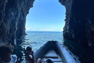 Boat Tour : tour de l'île en zodiac avec visite des grottes et plongée avec tuba.
