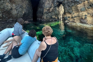 Boat Tour : tour de l'île en zodiac avec visite des grottes et plongée avec tuba.