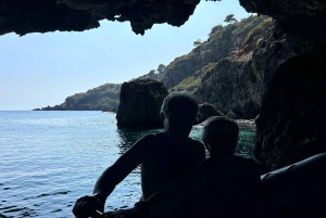 Boat Tour : tour de l'île en zodiac avec visite des grottes et plongée avec tuba.