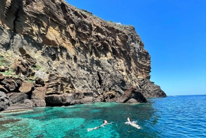 Boat Tour : tour de l'île en zodiac avec visite des grottes et plongée avec tuba.