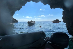 Boat Tour : tour de l'île en zodiac avec visite des grottes et plongée avec tuba.