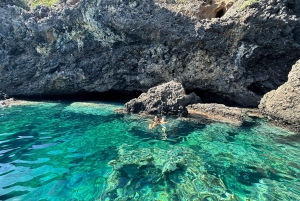 Boat Tour : tour de l'île en zodiac avec visite des grottes et plongée avec tuba.