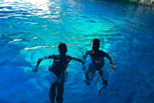 Båttur: Rundtur rundt øya i gummibåt med besøk i grotter og snorkling.