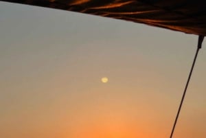 Båttur: Rundtur rundt øya i gummibåt med besøk i grotter og snorkling.