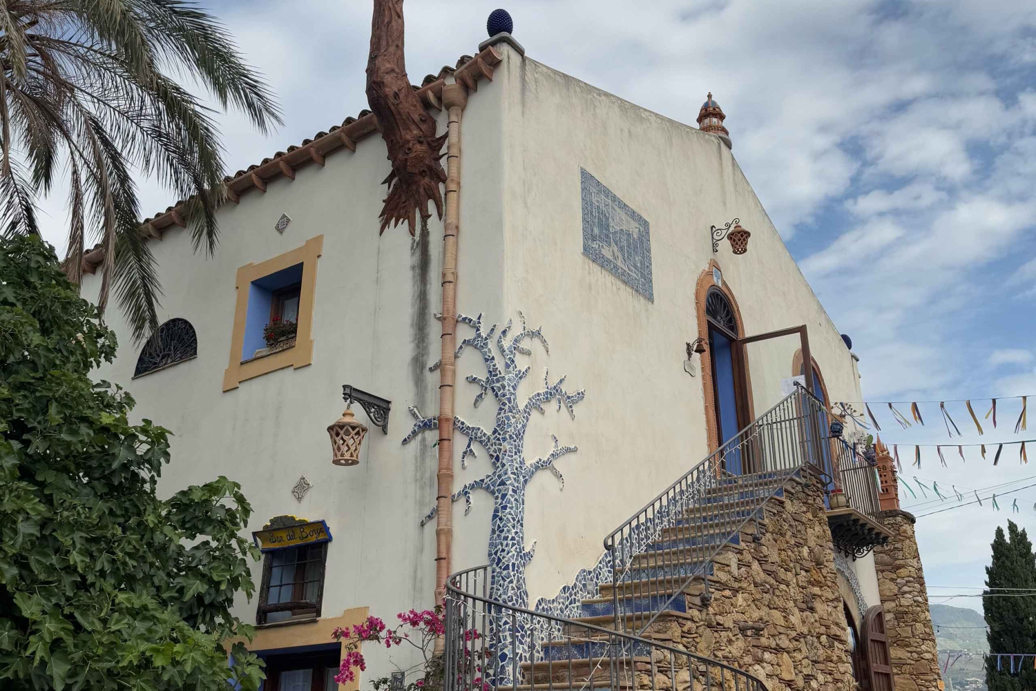 Borgo Parrini Gaudí-style: walking tour + optional tasting 2h, small group