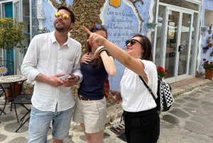 Borgo Parrini Gaudí-style: walking tour + optional tasting 2h, small group