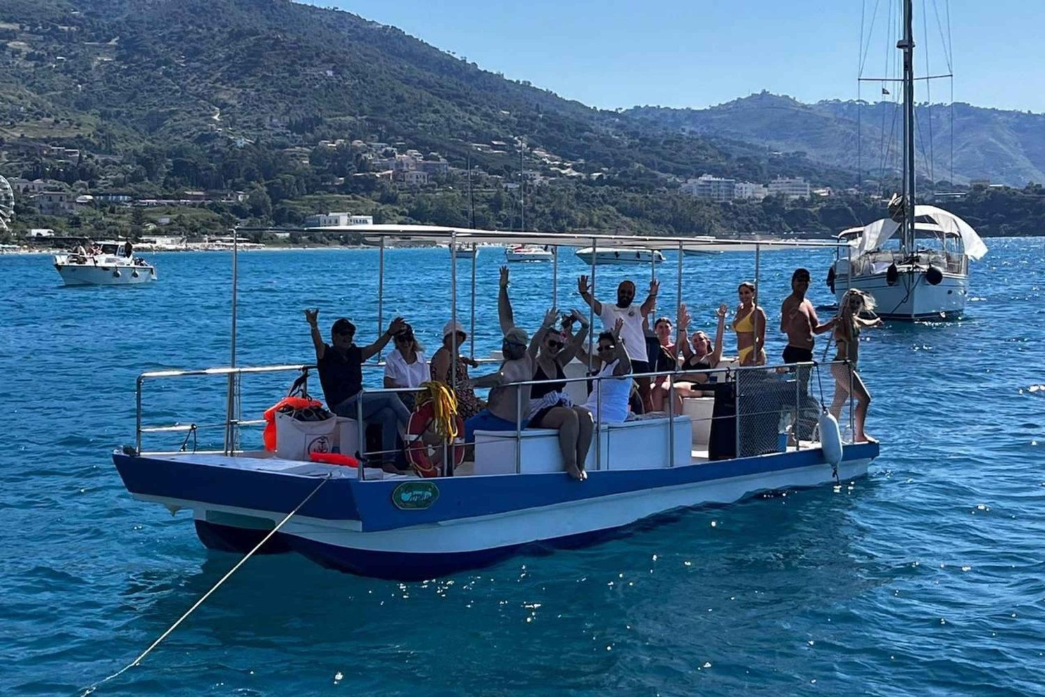 Katamaraaniretki Cefalùn rannikkoa pitkin aperitiivin ja snorklauksen kera.