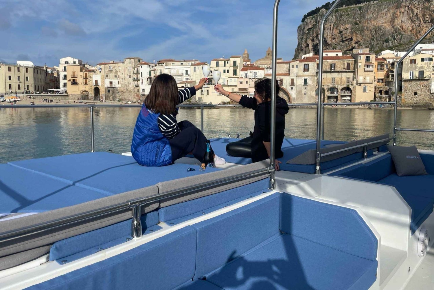 Katamaran-Tour: Entdecke die Küste von Cefalù.