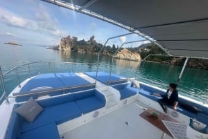 Katamaran-Tour: Entdecke die Küste von Cefalù.