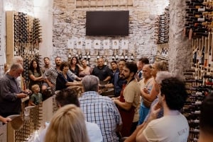 Catania: Cata de vinos volcánicos en un mercado metropolitano