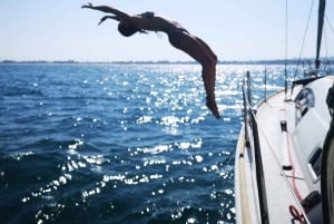 Catania: zeiltocht langs de kust van 6 uur met aperitief en lunch