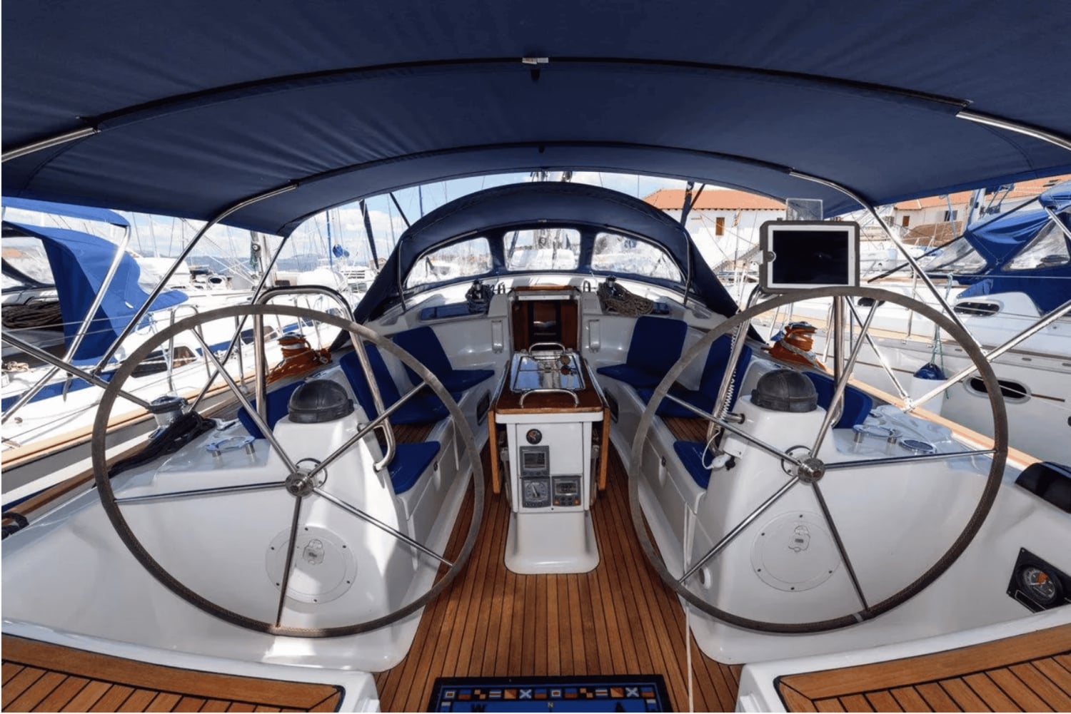 Catânia: Cruzeiro pela Costa dos Ciclopes com aperitivo e mergulho com snorkel