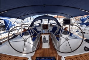 Katania: Rejs po wybrzeżu Cyklopów z przekąskami i nurkowaniem z rurką