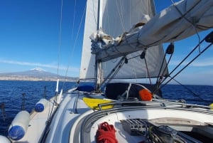 Katania: Rejs po wybrzeżu Cyklopów z przekąskami i nurkowaniem z rurką