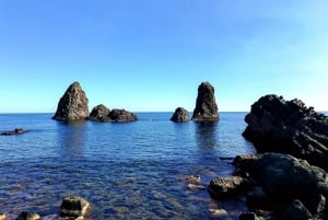 Katania: Rejs po wybrzeżu Cyklopów z przekąskami i nurkowaniem z rurką