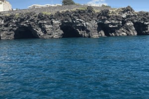Katania: Rejs po wybrzeżu Cyklopów z przekąskami i nurkowaniem z rurką