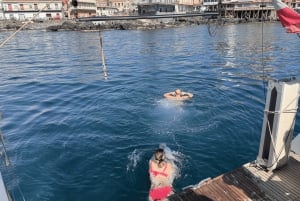 Katania: Rejs po wybrzeżu Cyklopów z przekąskami i nurkowaniem z rurką