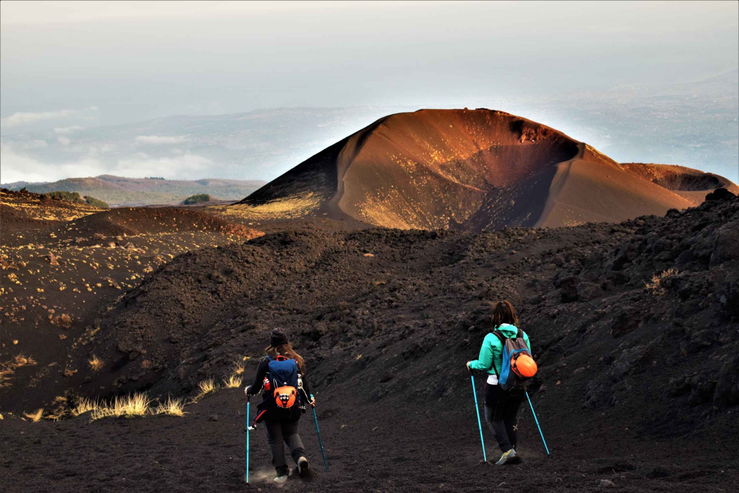 Catania: Caminhada no Etna pela manhã ou ao pôr do sol com túnel de lava e equipamento