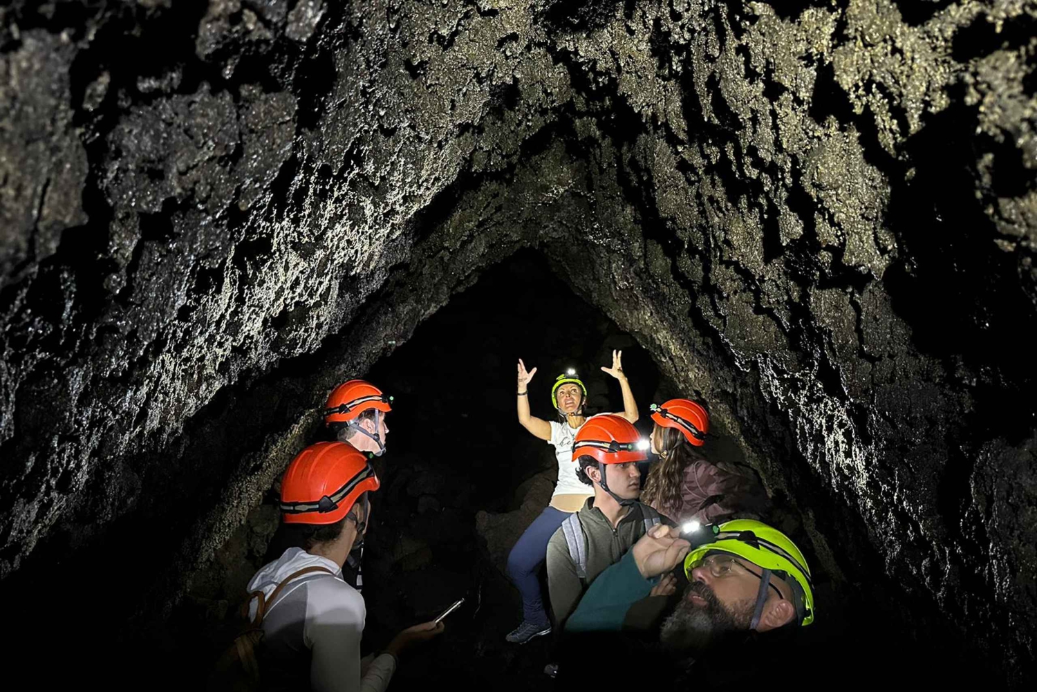 Catania: Caminhada no Etna pela manhã ou ao pôr do sol com túnel de lava e equipamento