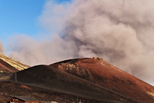 Catania: Caminhada no Etna pela manhã ou ao pôr do sol com túnel de lava e equipamento
