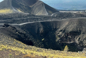 Catania: Caminhada no Etna pela manhã ou ao pôr do sol com túnel de lava e equipamento