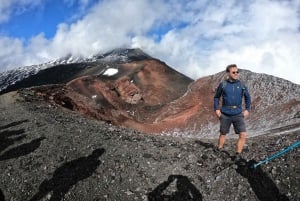 エトナ山：火山の火口ハイキングツアー