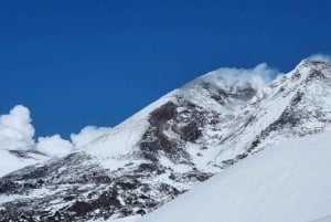 エトナ山：火山の火口ハイキングツアー