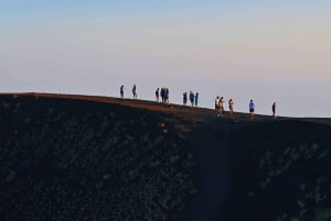 Catania: Trekking zum Sonnenuntergang am Ätna mit Weinverkostung