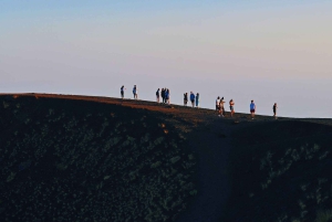 Catania: Trekking al tramonto sull'Etna con degustazione di vino