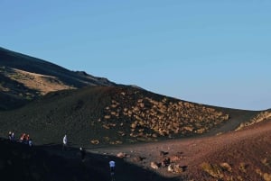 Catania: Trekking al tramonto sull'Etna con degustazione di vino
