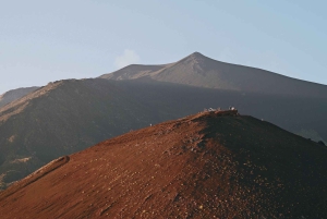 Catania: Trekking al tramonto sull'Etna con degustazione di vino