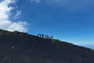 Catania: Trekking al tramonto sull'Etna con degustazione di vino