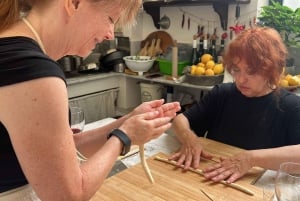 Catania: Ravioli de pistacho, Clase de cocina casera de pasta con vino