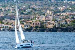 Catania: Seiltur langs Kyklopkysten med siciliansk aperitiff