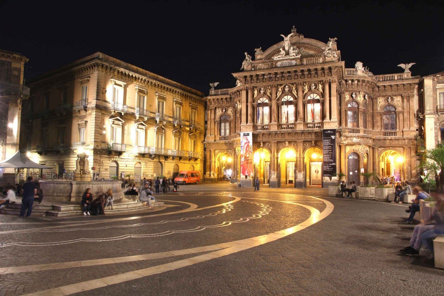 Catania: Sightseeing Walking Tour at Night