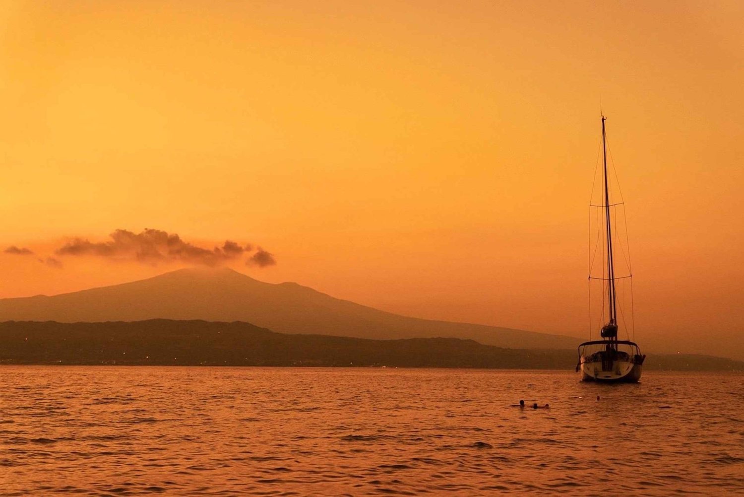 Catania: Sejltur ved solnedgang med siciliansk aperitif