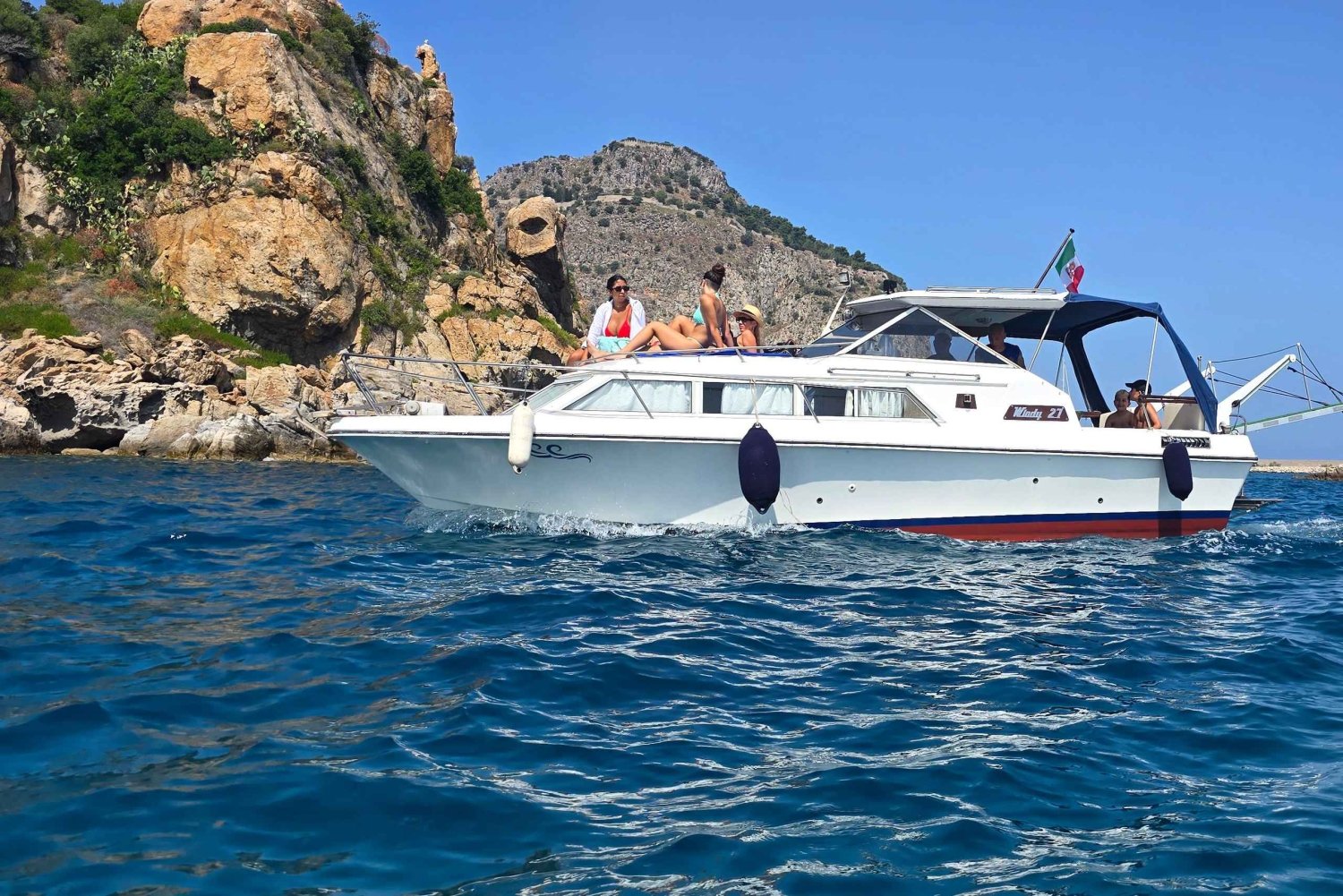 Cefalù: Boottocht van kust tot kust met snorkelen en aperitief