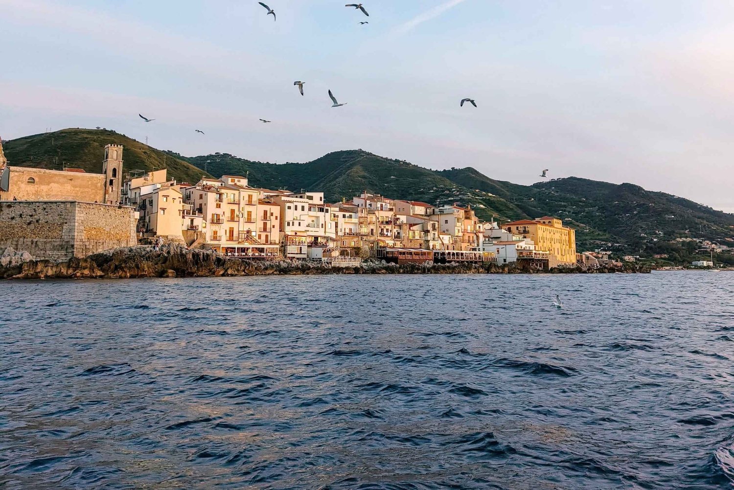 Cefalù: Mini-yacht med snorkelstop, grotter og aperitif